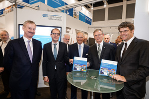  Presentation of the book on “Urban Transit Systems” (from the left): Siim Kallas (Vice-President of the EU Commission, EU Commissioner for Transport), Alexander Dobrindt (Federal Minister for Transport and digital Infrastructure), Dr.-Ing. Dieter Klumpp (Chairman, VDV Industrial Forum Inc.), Jürgen Fenske (President, VDV), Oliver Wolff (CEO, VDV) 