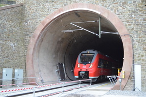  Jungfernfahrt: Am 7. April 2014 wurde der neue Kaiser-Wilhelm-Tunnel mit einem Regionalzug offiziell in Betrieb genommen 