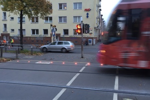  2014 wurden an drei Gleisquerungen des Kölner Stadtbahnnetzes für Fußgänger und Radfahrer testweise LED-Bodenwarnleuchten eingebaut. Die STUVA untersuchte die Wirksamkeit der Warnleuchten durch Verhaltensbeobachtung und Befragungen der querenden Passanten | 