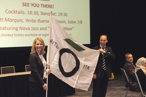  16)	Schlusszeremonie: Søren Degn Eskesen überreichte die ITA-Flagge an Heidi Berg, Vorsitzende des Organisationskomitees für den WTC 2017 im norwegischen Bergen |  