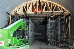  Die Durchfahrbarkeit während der Montage der Kappenschalung musste stets gewährleistet sein 