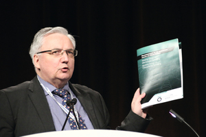  <div class="bildtext_en">14)	Heinz Ehrbar presenting the completed “Recommendations on the Development Process for Mined Tunnels” |</div> 