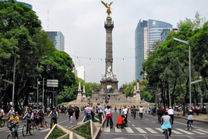  The “El Angel” statues with its deep foundations appears to “grow” high above its surroundings although really the rest is sinking 