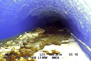  Image of a camera inspection of the tunnel drainage in the Markwardstiege; view in the direction of flow: roughly 2/3rds of the drainage system filled with scale deposits 