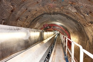  Für den Vortrieb des 5,6 km langen Hauptzugangstunnels im um gut 11 % steigenden Vortrieb wird eine modifizierte TBM von Herrenknecht eingesetzt, welche sich bereits in einem Los des Lötschberg-Basistunnels bewährt hatte 