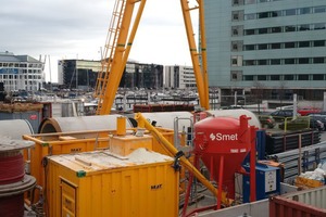  The bentonite slurry is transported from the supply silo (right) via a screw conveyor into the slurry mixing plant – SKC-60-C (left). The mixed slurry suspension is temporarily stored in the agitator tank to be seen in the background and subsequently pumped for use in the tunnel via a pressure line 