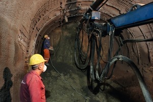  Sicherungsarbeiten im Tunnel A unter dem Malinov Boulevard mit Spritzbeton an der Außenschale<br /><br /> 