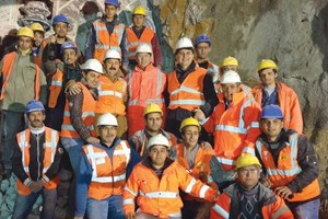  <div class="bildtext_en">Customers, crew and Robbins representatives gather for a group photo following the TBM’s breakthrough</div> 