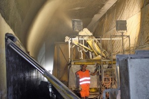  Einbau des Brandschutzmörtels auf das Betongewölbe des Cassanawald-Tunnels – im Nassspritzverfahren mit Spritzrobotern von Bahnwagen aus 