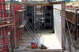  Für den 56 m langen Tunnel unter der B 96 ist die Betonage in vollem Gang – die Seitenwände und Flügelmauern mit der Mammut 350, die Decke mit dem fahrbaren Deckenschalwagen. 
 