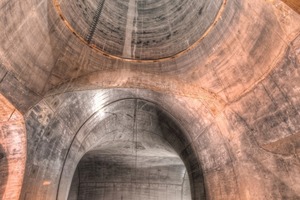  Blick aus dem Entrauchungsquerschlag in Richtung Haupttunnel und gleichzeitig in den 130 m hohen Entrauchungsschacht 