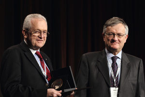  <div class="bildtext_en">9)	Piergiorgio Grasso, vice-president of the ITACET Foundation (on the right) acknowledging Dr. Harald Wagner’s great involvement in the ITA |</div> 