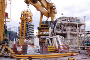  The dowels are lowered to the base of the tunnel by crane installed at the edge of an inflow duct 