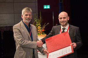  Dr. Thomas Pilgerstorfer (rechts) nahm von Prof. Dr. Schubert den Leopold-Müller-Preis für seine wissenschaftliche Arbeit im Fachgebiet der Geotechnik entgegen 