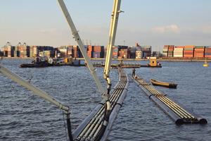  Schwimmende Leitungen vom Ufer zum Ponton im Kanaldock zum Einbau der Stahlfaserunterwasserbeton-Platte 