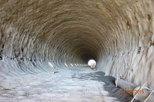  <div class="bildtext_en">Installing the tunnel drainage beneath the inner shell at the side</div> 