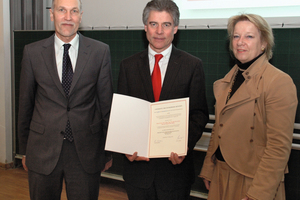  Präsidentin Prof. Merith Niehuss, Prof. Konrad Bergmeister, Präsident der Freien Universität Bozen, und Dekan Prof. Jürgen Schwarz nach der Verleihung der Ehrendoktorwürde in der Universität der Bundeswehr München. 