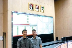  Gewinner des STUVA-Nachwuchspreises Dr. Jan-Niklas Franzius (l.) und Dipl.-Ing. Wolf Friedemann in der Busleitzentrale der RTA in Dubai 