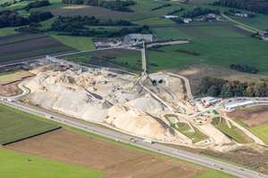  Die Baugrube Pfaffenäcker und die Baustelleneinrichtungsflächen rund um das Portal Hohenstadt des Steinbühltunnels  