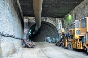 Tunnel Tsarigradsko Chaussee mit Portal der zweigleisigen Röhre im Hintergrund und dem in offener Bauweise ausgeführten Abschnitt im Vordergrund 