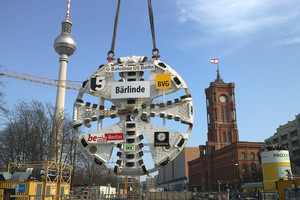  <div class="bildtext_en">The 74 m long TBM “Bärlinde” drilled under the Spree River, on to the Humboldtforum and Spree Canal, below Unter den Linden and onwards to the subway station at the Brandenburg Gate</div> 