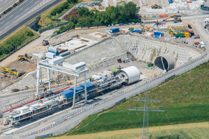  Die fertig aufgebaute Tunnelbohrmaschine „Suse“ (S-738) vor dem Baustart des Fildertunnels 