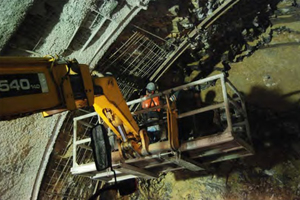  <div class="bildtext_en">The excavation was executed with maximum advances of 1 m, with immediate placement of support consisting of metal frames, shotcrete and anchors</div> 
