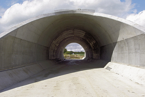  1 Tunnelförmiger Durchlass bei Cognières in Frankreich für die TGV-Hochgeschwindigkeitsstrecke 