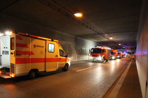  Coordination between fire and ambulance services: In case of a fire in a twin-bore tunnel, when can an ambulance drive into the unaffected bore to care for injured victims? In order to ensure safe collaboration in case of an incident, this question should also be clarified in advance | 