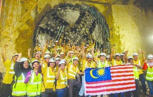  6 	Der finale Durchschlag im April 2015, mit dem die Vortriebsarbeiten für die Sungai Buloh–Kajang Line abgeschlossen wurden 