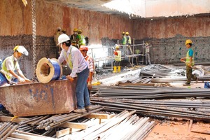  Processing the WaterproofX® 1 injection hose in tunnel section C921 of the Downtown Line 