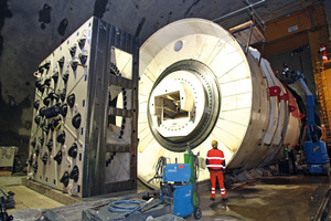  Gigantic machine: the tunnel boring installation is 180 m long. The cutterhead alone weighs 100 t. 