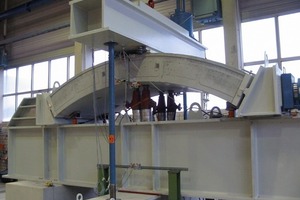  2 STUVA test stand for determining the torsional stiffness of segments 