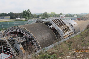  9)	A tunnel tower crane served four concreting sites from a central position – two invert blocks and two arch blocks. Concreting was always carried out with gaps | 