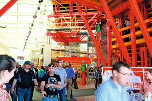  During the 2013 bauma a tunnel formwork carriage formed the entrance to the Peri hall set up particularly for the fair. The VARIOKIT engineering construction kit is the basis for the tunnel formwork carriage. Solutions can be assembled more economically and simply with the new system components. 