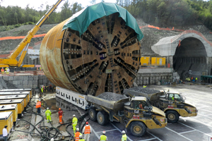  Sparvo Tunnel – Transport des Bohrschildes während der Umsetzung mit Verwendung des US-amerikanischen AeroGo Aero-Caster Luftkissens 