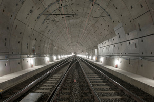  <div class="bildtext_en">Within eight months for each tunnel, the tunnel boring machine with a diameter of 9.50 m excavated about 450 000 m<sup>3</sup> of mixed sand and gravel. This resulted in two tunnels each with an inside diameter of 8.40 m |</div> 