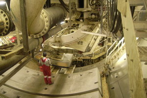  <div class="bildtext_en">Installation of the geothermal segments in the Jenbach Tunnel, Lot H8 </div> 