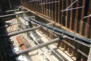 1  Bei dem Projekt Lower Northwest Interceptor in Kalifornien/USA werden beim Bau der Abwassertunnel Förderbandsysteme eingesetzt um Lehm, Schlick und Sand bei einem 6-prozentigen Gefälle zu fördern 