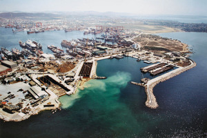  <div class="bildtext_en">Precast dockyard in the port of Fenerbahçe. With the docks on the left in which the base plate and the outer walls were cast; the cover slabs for the floating precast segments were concreted on the right</div> 