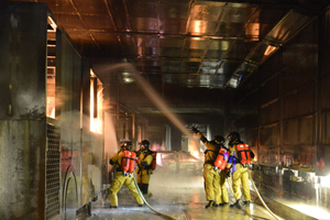  <div class="bildtext">In der Tunnel-Übungsanlage: Auf der Anströmseite können Feuerwehren nah am Brand arbeiten und löschen</div> 