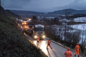  Im Januar 2017 wurde die zerlegte Tunnelbohrmaschine in mehr als 100 Lkw-Fahrten zum Installationsplatz am Südportal des Bözbergtunnels 
transportiert 