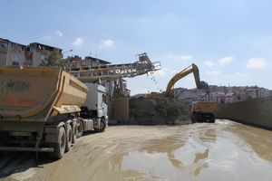  Verladung des Tunnelausbruchs zum Abtransport von der Baustelle per LKW 