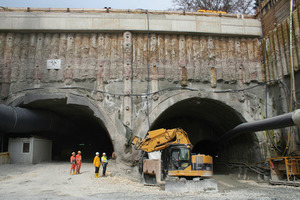  Links der 1.685 m lange Haupttunnel, in der Mitte der umgebaute Bagger und rechts der Rettungsstollen&nbsp;&nbsp;&nbsp; 
(Foto: Zeppelin) 