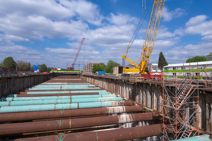  The walls of the construction trench, up to 30 m deep and with few exceptions 0.6 m wide, were produced with sheet piling walls set in diaphragm walls. The cross-ties and steel pipes installed in between serve to secure the sheet piling slabs 