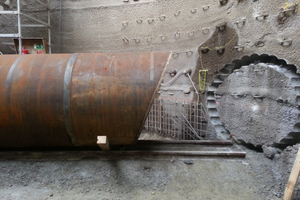  	Hood shield in front of perforated diaphragm wall 