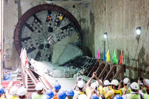  Feier des Tunneldurchbruchs mit Blick auf den Bohrkopf der TBM CR-51 