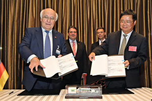  Front, left to right: Martin Herrenknecht, Chairman of the Board of Management Herrenknecht AG, and Yu Xuanping, General Manager of Shanghai Tunnel Engineering have signed the contract for the Wuhan TBMs. In the back, left to right: German Federal Minister for Economic Affairs Sigmar Gabriel, and the German Ambassador to the People’s Republic of China, Michael Clauss 