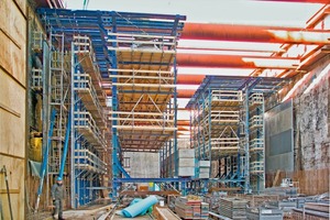  1  Metro stop Überseequartier: 2 shiftable formwork cars serve to concrete the 10.25 m high walls 