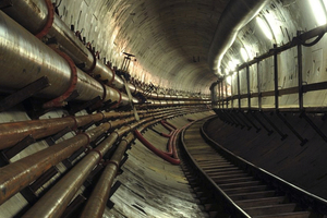  Rohrleitungssystem mit genuteten mechanischen Verbindungen im Versorgungstunnel unter dem Fluss Vistula in Warschau/Pl 